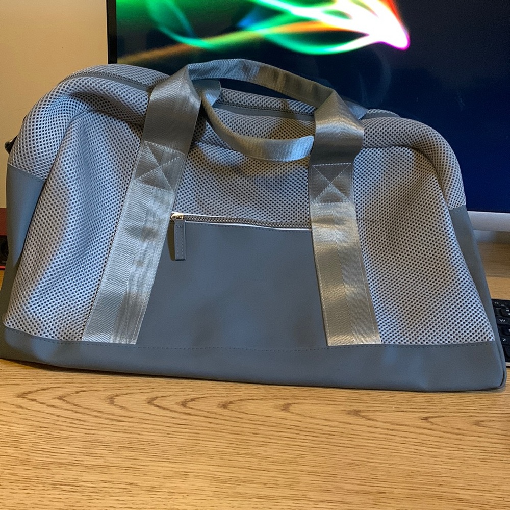 Grey duffle bag with mesh overlay 🔸